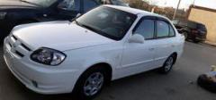 هيونداي فيرنا موديل 2004 اللون ابيض ماشية 95 الف